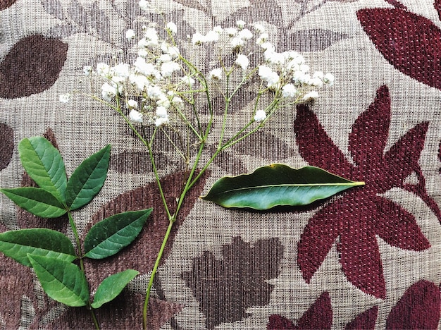 haftowany motyw roślinny